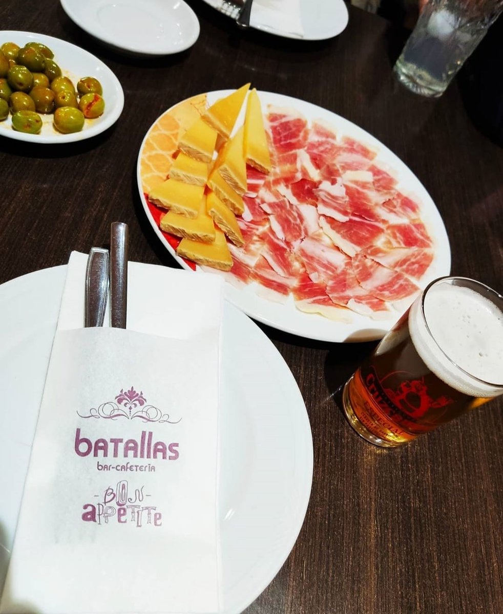 Los clásicos nunca fallan😉
Aceitunas, jamón, queso y tu caña <a href="/Cruzcampo/">Cruzcampo #ConMuchoAcento</a> 🍺
¡En Cafetería Restaurante Batallas saben cómo cuidarte!😋

#Bevald #Cerveza #Hostelería #FuerzaBar #Jaén #Cruzcampo