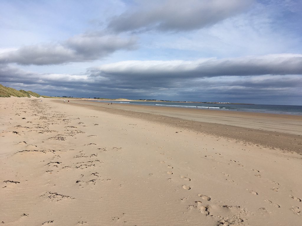 catherinendonny's tweet photo. #SocialDistancing is this ok? Might be 6 on the beach https://t.co/Bi4ftfrxOD