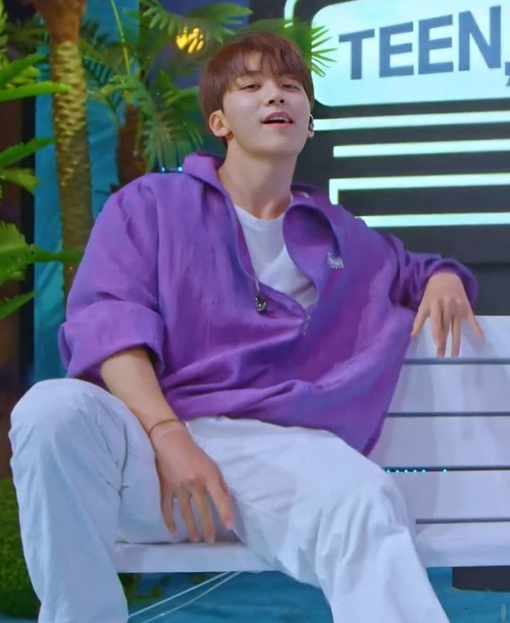 there’s something about yoon jeonghan and the way he sits  @pledis_17