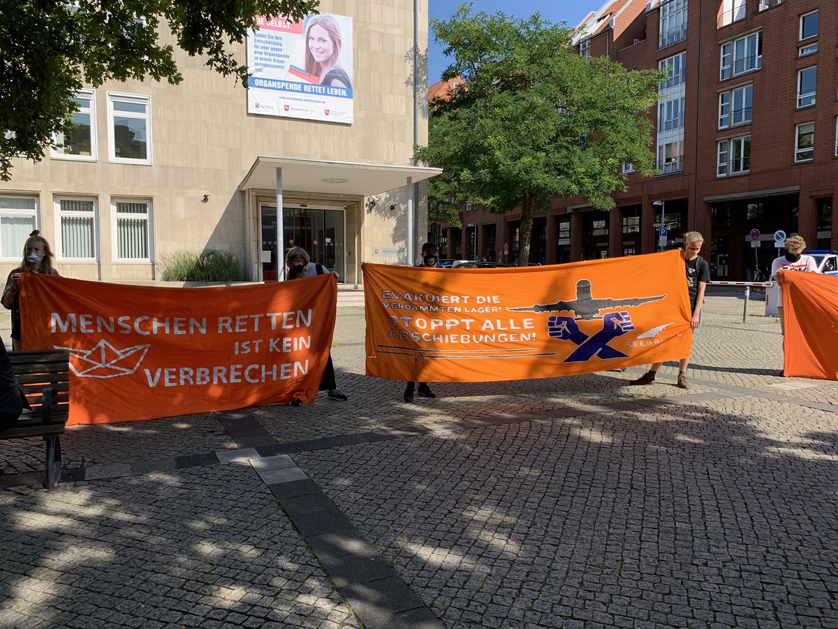 In #Hannover demonstrieren derzeit rund 30 Aktivist*innen vor dem niedersächsischen Landtag für die Evakuierung von #Moria und unter dem Motto #WirhabenPlatz. <a href="/SeebrueckeH/">Seebrücke Hannover</a> #LeaveNoOneBehind #evacuatemoria