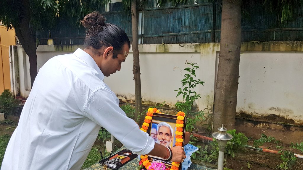 TejYadav14's tweet photo. सामाजिक समरसता की एक दमदार आवाज, अभिभावक आदरणीय स्व. श्री रघुवंश प्रसाद सिंह जी की जीवंत तस्वीर को नम आँखों से अपने आवास पर माल्यार्पण कर भावभीनी श्रद्धांजलि अर्पित की।

आपका ये क्रांतिकारी जीवन हमारे लिए प्रेरणादायी रहेगा। आप @RJDforIndia की जान थें, हैं और रहेंगे। https://t.co/IRxhh4uKcv