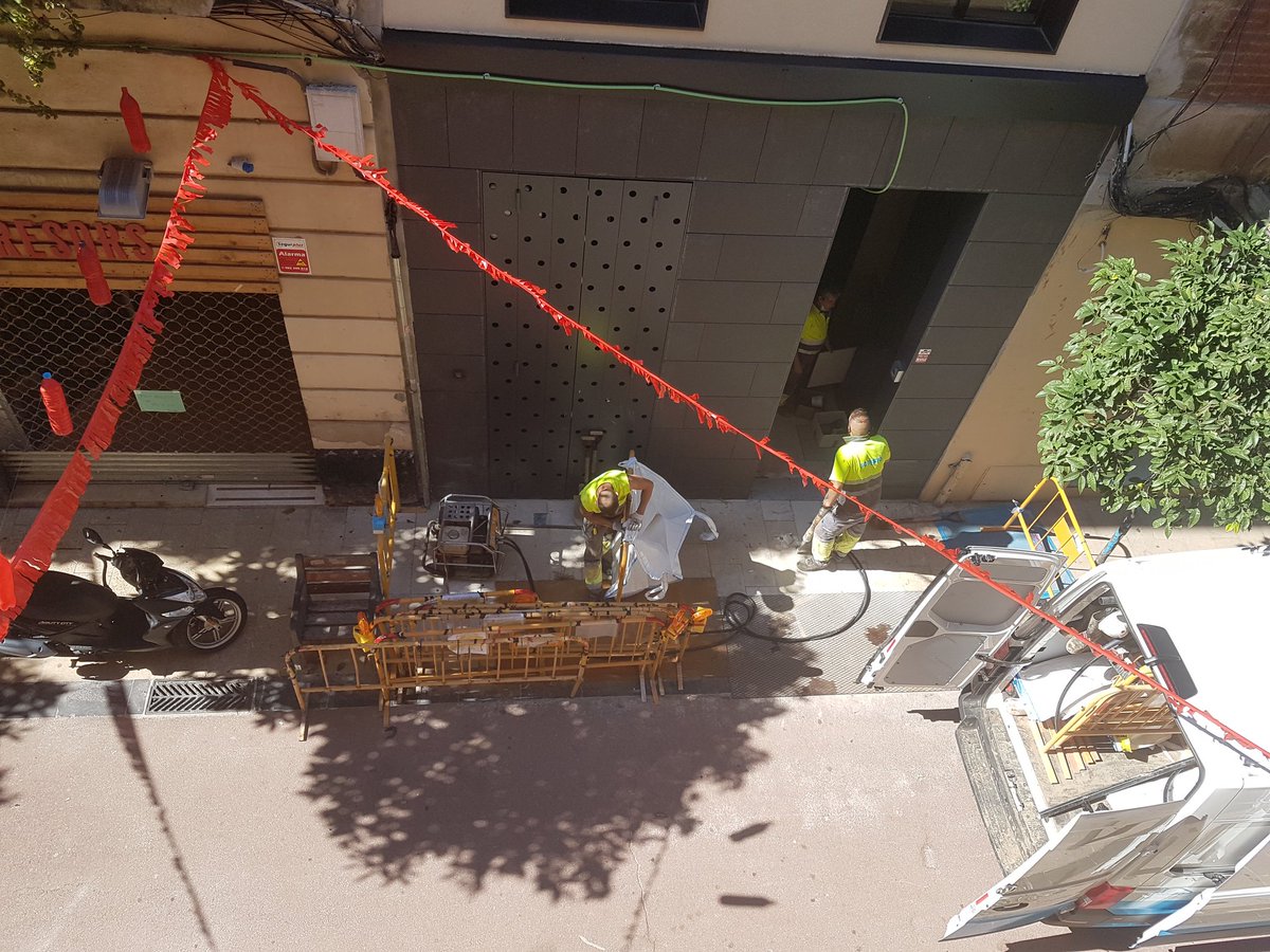 Divendres els operaris van tapar el forat que havien fet  i van pavimentar de nou. I avui operaris de #Sorigué tornen a obrir el mateix troç de carrer ( Marià Aguiló al costat del 114) de Bcn. No ho entenc <a href="/AdaColau/">Ada Colau 💜🌈🔻</a>