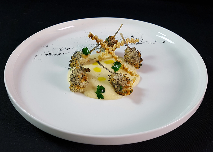 Tempura of frog legs, Dauphinoise potato mousse.
.
#gastronomicom #frenchculinary #frenchcooking #frenchcuisine #frenchcookery #culinaryschool #learntocook #cookfrog