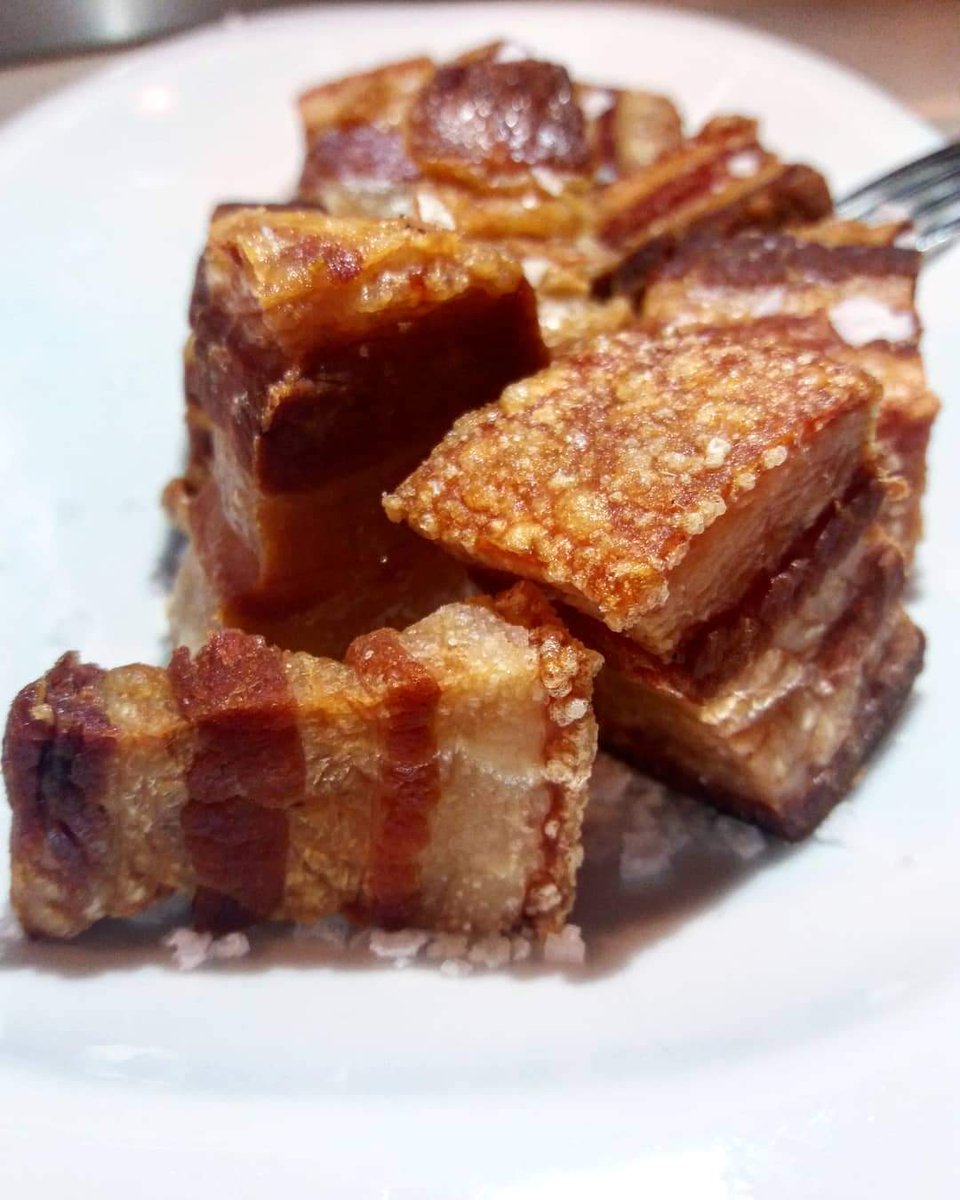 DonMauroRte's tweet photo. Junto al jamón ibérico y la tortilla de patata, los #torreznos de Soria se han ganado un sitio privilegiado en tu #aperitivo. Nuestro equipo de cocina ha conseguido gracias a un buen producto recuperar esta #tapa tan castiza ¡y que os vuelve locos! 🤤

📸 #Susykuky https://t.co/8CAvKguSMW