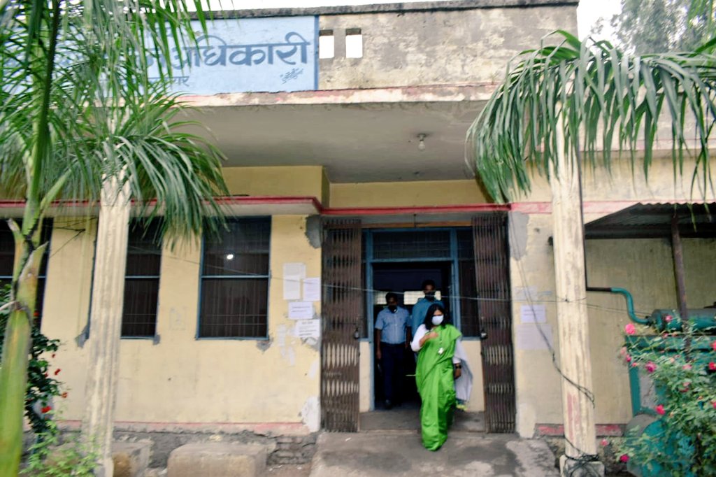 ज़िलाधिकारी ने शासन के निर्देशों के क्रम में आज जिला सेवायोजन कार्यालय, मुज़फ्फरनगर का किया औचक निरीक्षण <a href="/PMOIndia/">PMO India</a> <a href="/UPGovt/">Government of UP</a> <a href="/CMOfficeUP/">CM Office, GoUP</a> <a href="/ChiefSecyUP/">S.P. Goyal, Chief Secretary, GoUP</a> <a href="/AwasthiAwanishK/">Awanish K Awasthi</a> <a href="/InfoDeptUP/">Information and Public Relations Department, UP</a>