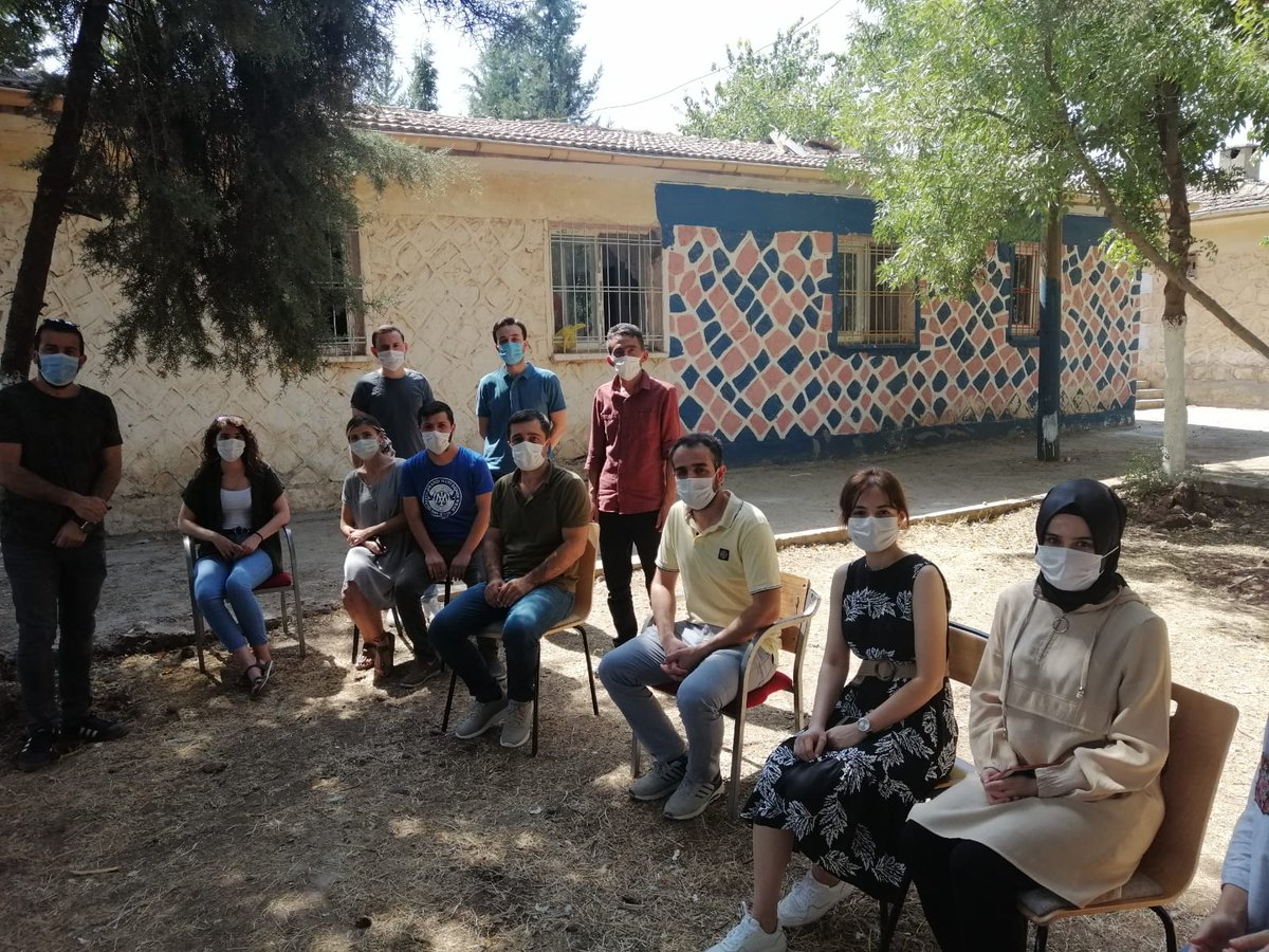 Az önce Mardin'in Derik ilçesi Çandarlı köyündeki öğretmenlerimizle görüntülü görüştüm. Onlar benden, ben onlardan heyecanlıydık. Onlar, “#Burasıbizde siz merak etmeyin, gözünüz arkada kalmasın." derken daha çok umutlu olmak için ne çok sebep var diye düşündüm. İyi ki...