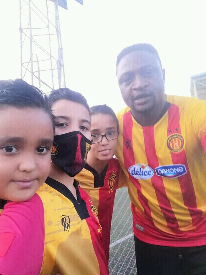 esperancetun's tweet photo. ميكل انرامو مع أحباء الترجي في نابل ❤️💛💪
#ميكل_ياوليدها ✊
@ESTuniscom https://t.co/ajvTzjkFW2