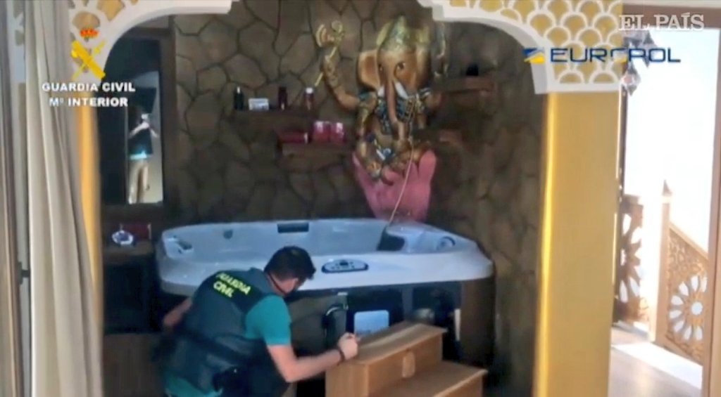 LuRicone's tweet photo. Ayer me quedé enamorada de la casa del clan narco de los Pinchos registrada por la Guardia Civil en la operación Tortilla. Me extraña que no digáis nada.
Elegid:
❤️ Cabecero Tutankamon
❤️ Ducha de mano de Fátima con ojo
❤️ Piscina de relieve azteca
❤️ Jacuzzi de elefante indio https://t.co/FqWbcycZAi