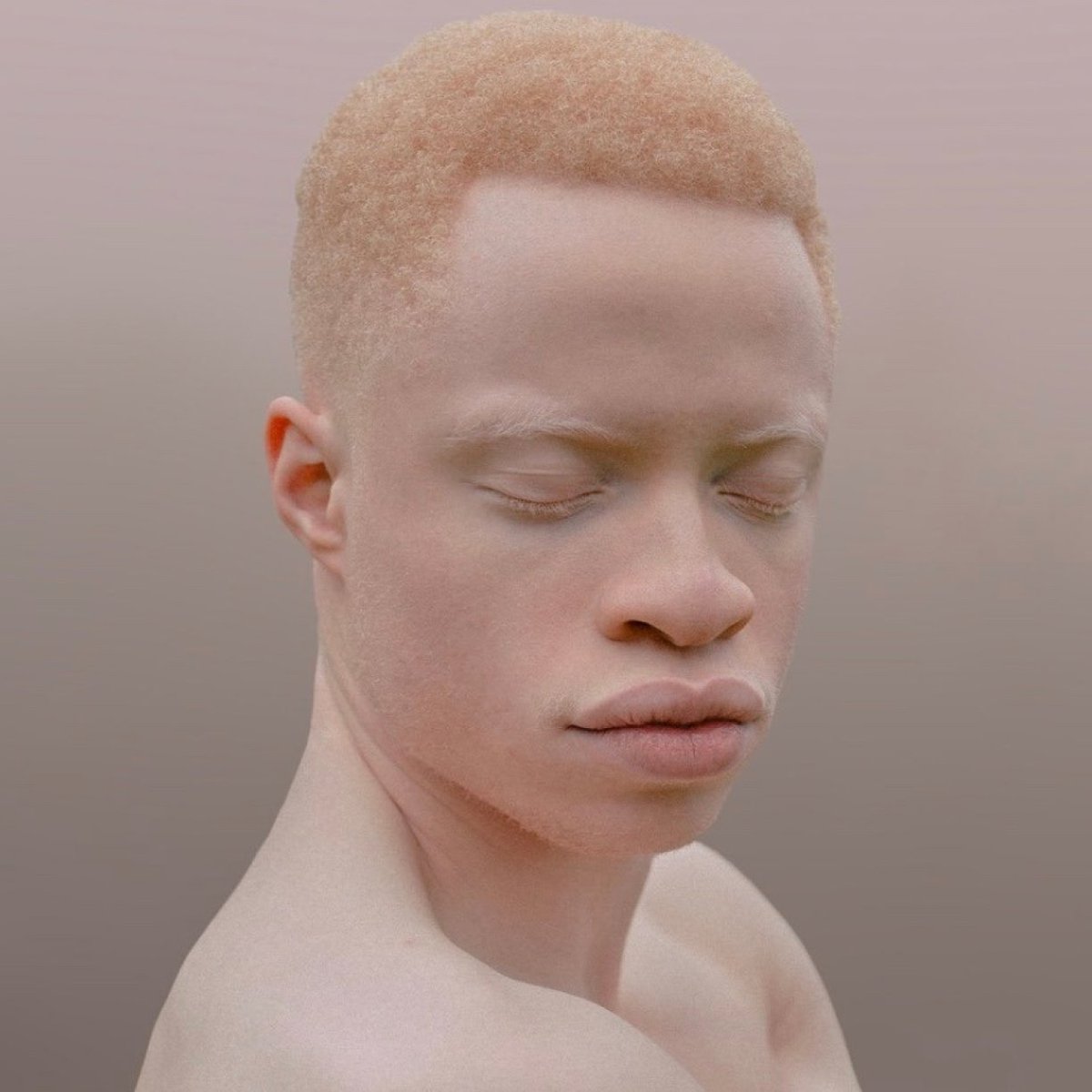 Voici quelques photos magnifiques du compte @beautieshades  autour de l'albinisme chez les personnes noires de peaux. 😍

Vas y jeter un coup d'oeil, ils ont pleins de portraits incroyables 😏