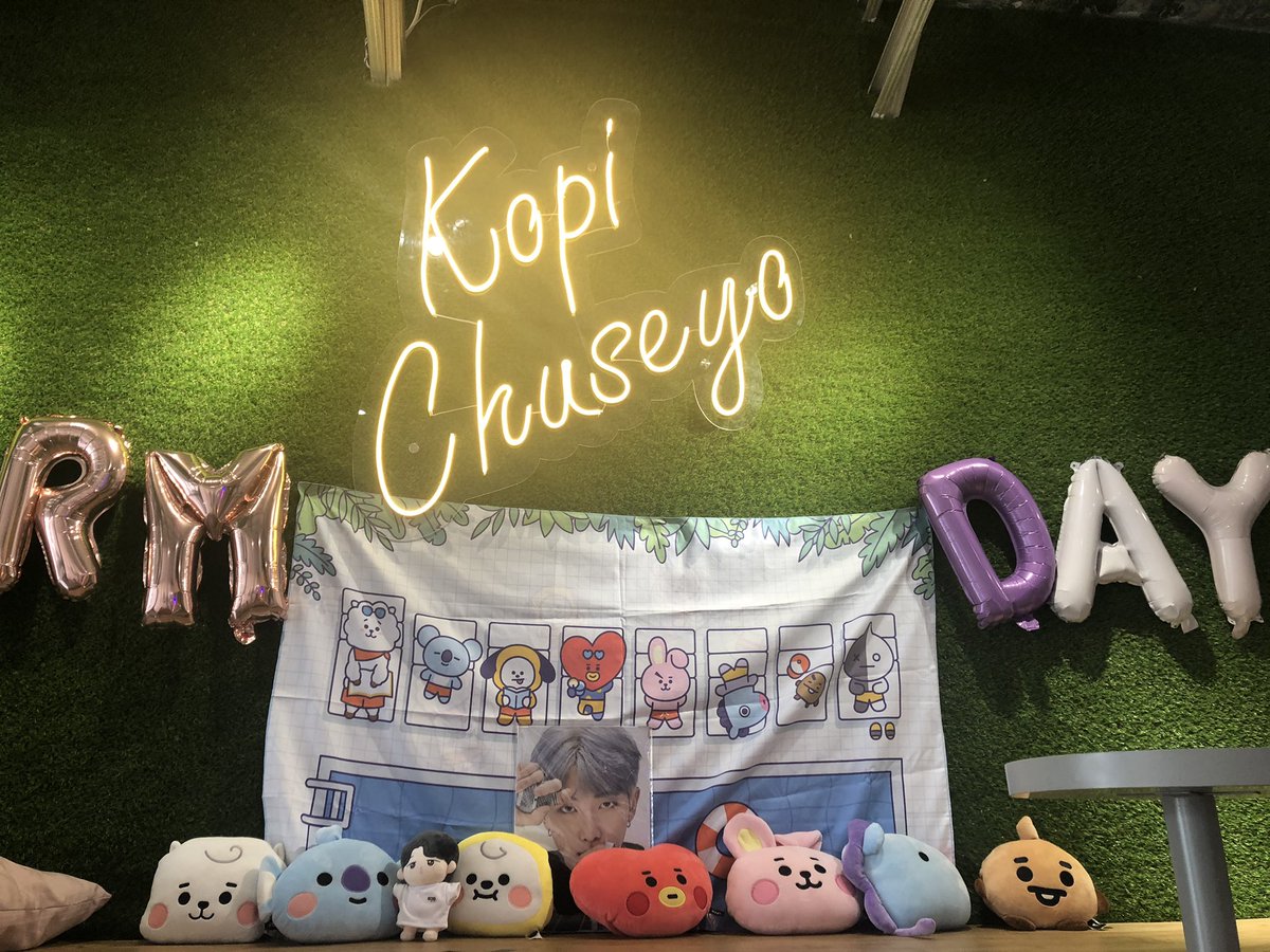 KsoulShop's tweet photo. Bagi yang mau datang untuk foto-foto boleh tapi gak bisa dine in ya, hanya bisa di takeaway 🙏🏻
@heartland94_rm
#MAP_OF_THE_KING #MAP_OF_JOON #RhythmCafe2020 #ksoulshop #happyrmday https://t.co/fp0XDwElhW