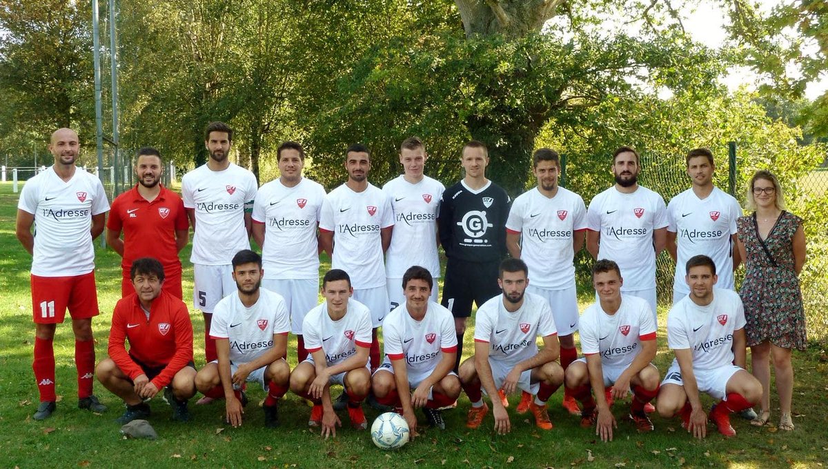Voici notre nouvelle tenue de match sponsorisée par l'agence immobilière "L'Adresse Mayenne", représentée par Aurélien Avenant. (en haut à gauche sur la photo)

Merci à eux !!! 😃👍