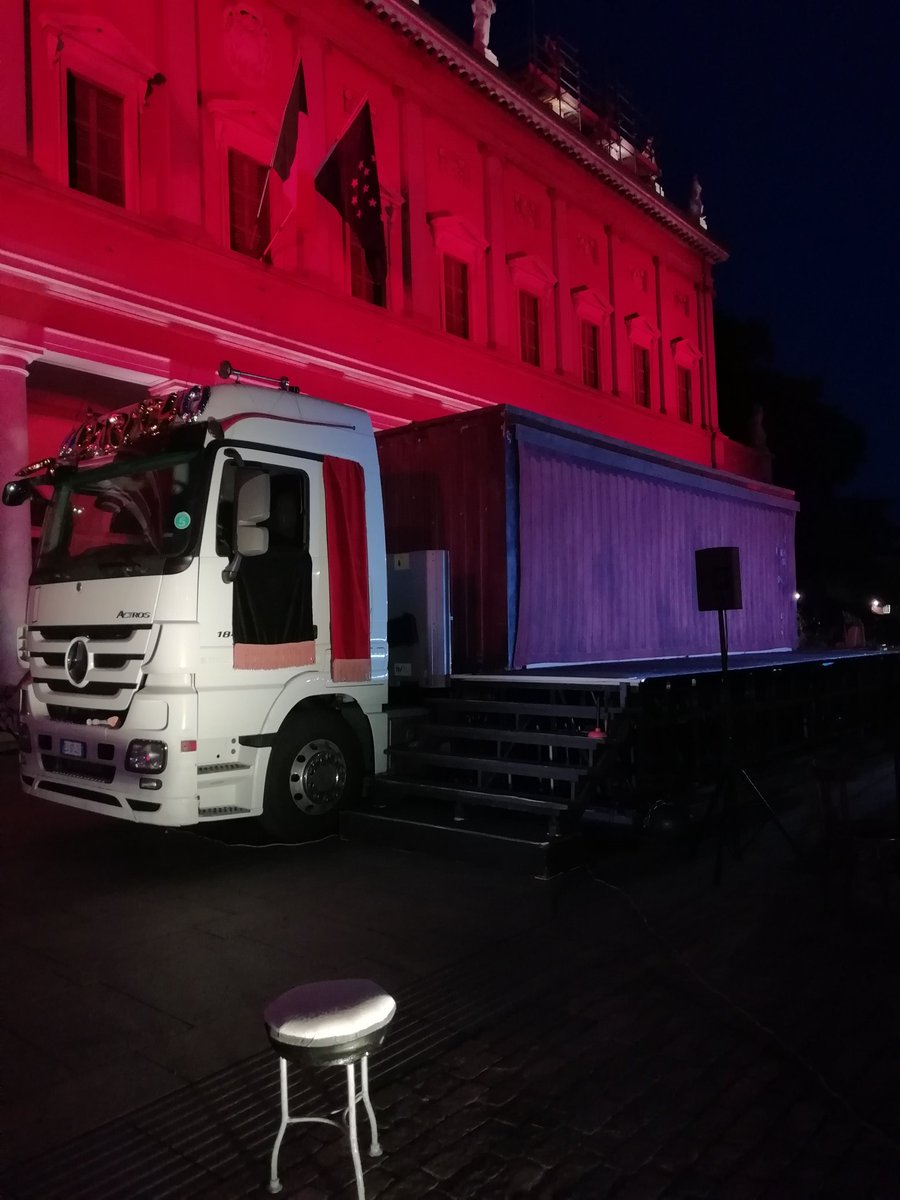 ernesto_donas's tweet photo. Esta vez el #OperaCamion se parqueó frente al bello #TeatroMunicipaleValli de #ReggioEmilia. Una vez más resonaron las melodías de #IlBarbiereDiSiviglia de #Rossini de manera gratuita, para todos.
Hace un año, #AhmedPiñeiro, desde #Roma, reportó:
⬇️
https://t.co/QrJBV1Yv0E https://t.co/ms3omieKkq