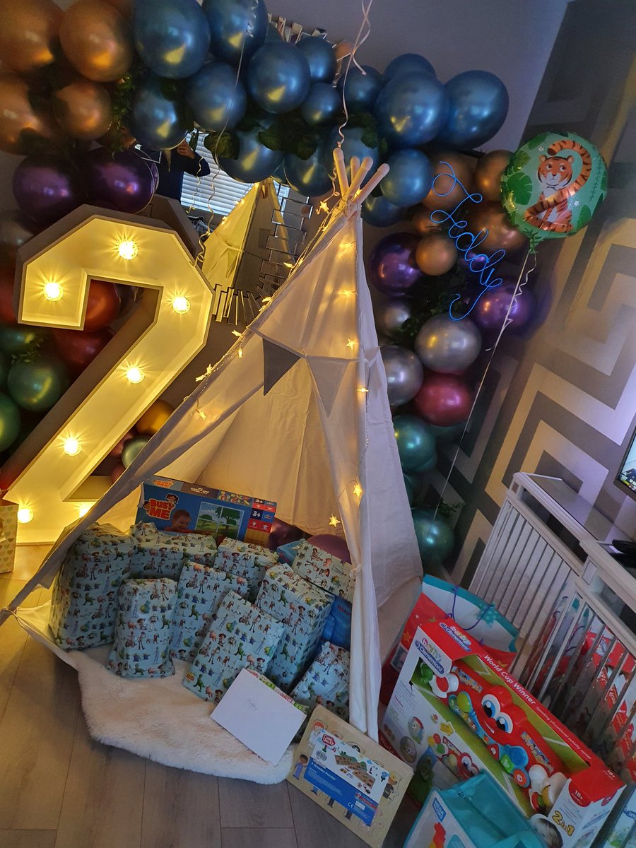 TheCChamber4's tweet photo. Birthday display set up
#metallicballoons #lightname #birthday #display https://t.co/07NJ7TFtDR