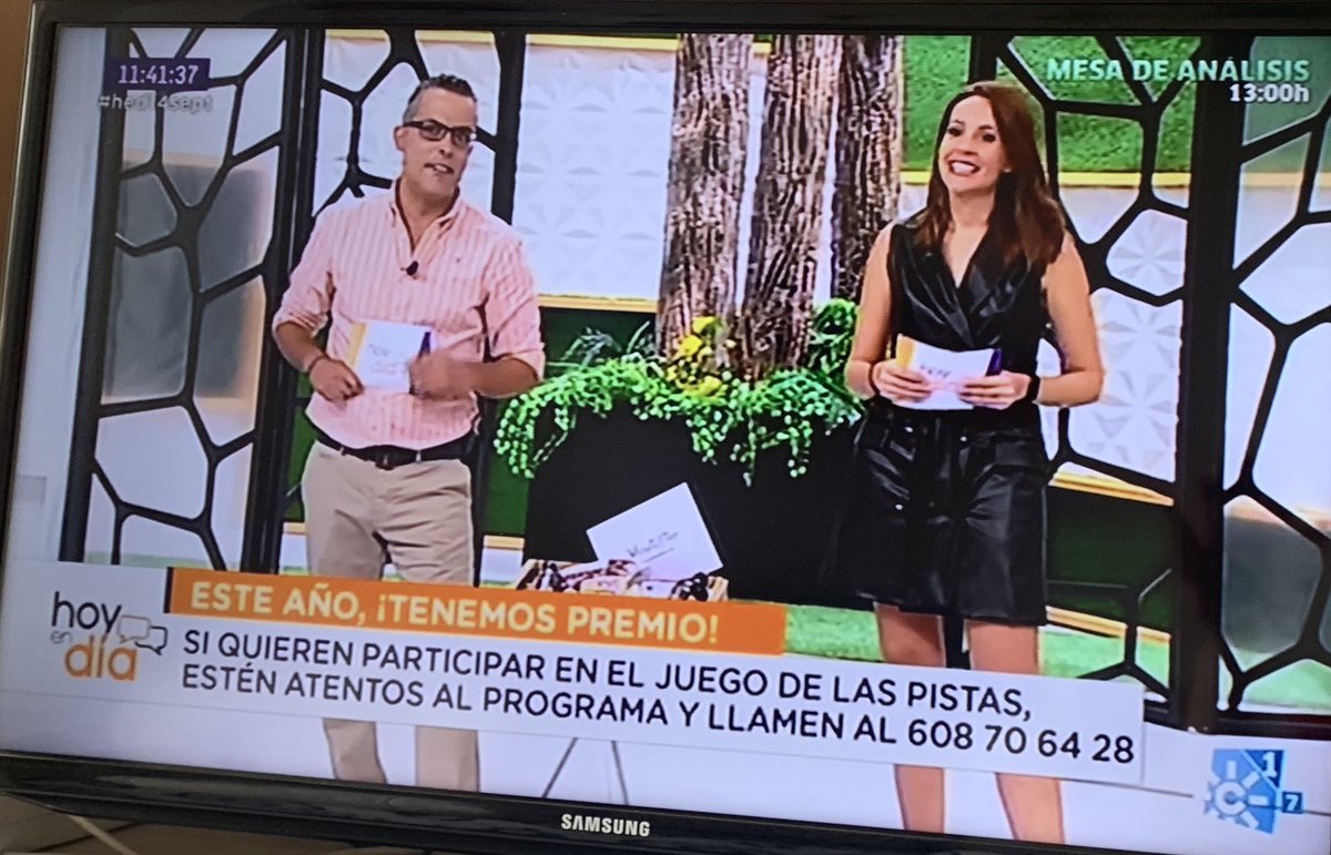 Guapaxl's tweet photo. El rótulo dice “Este año tenemos premio” ... pues si ! @AnaHinestrosa_R y @carlospariente  juntos en @HoyEnDiaCSTV ... VAYA TEMPORADA !!! https://t.co/GjWn9f9bcL