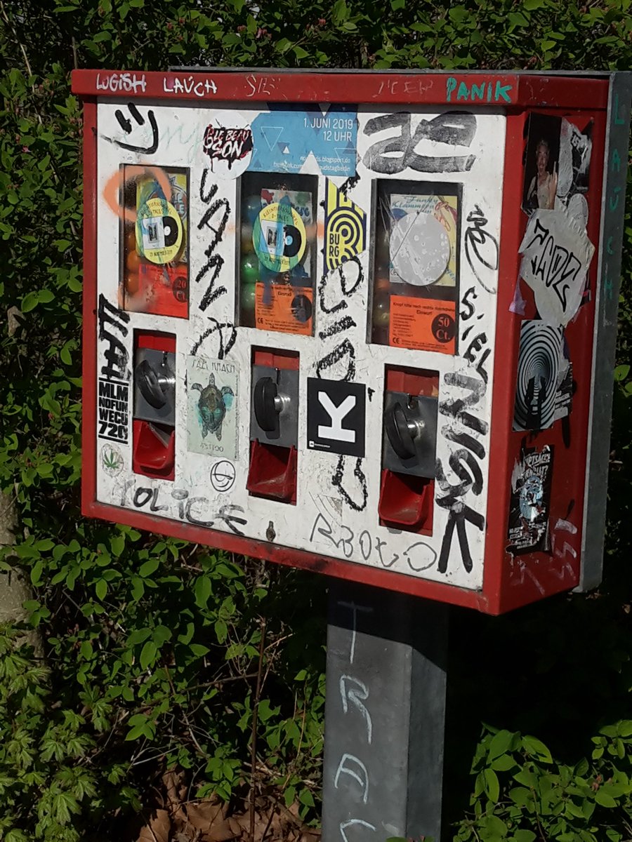 iz3w's tweet photo. Das Leben ist (k)ein Kaugummiautomat - zwei schöne Romane:

@1000serpentinen Angst von Olivia Wenzel und Winternähe von @MirnaFunk bei @Tagesfang

Die Doppelrezension von @scampylama in der aktuellen iz3w:
https://t.co/sgYPHnzMBj https://t.co/xtRVSQVZ1D