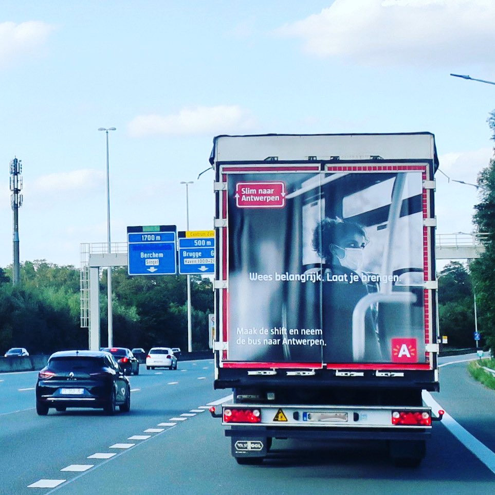 Wees belangrijk. Laat je brengen. Nieuwe Slim naar <a href="/Stad_Antwerpen/">Stad Antwerpen</a> campagne vanaf vandaag onderweg. #truckvertising #ooh #truckadvertising