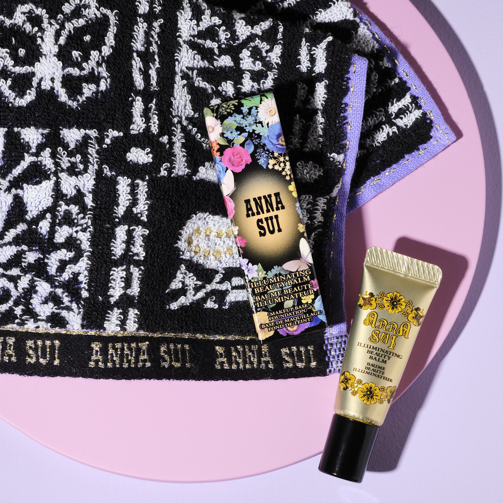 Anna Sui Cosmetics 9月16日 水 より アナスイコスメティックス の商品の中から 4 000円 税抜 以上をお買い上げのお客様に アナ スイ タオルハンカチ と イルミネイティング ビューティ バーム 5g をセットでプレゼント サイズ