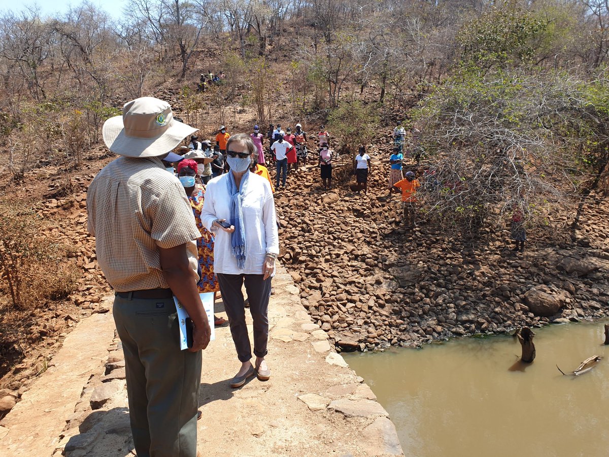 WFP_Zimbabwe's tweet photo. Where the rubber hits the road: Our new country director’s first visit was in #Rushinga. She believes that solutions to achieve #zerohunger are nowhere but in the community.
Siyalamukela😊
Tigashire 👏🏽
Welcome😀 https://t.co/jFQ4KOUIg7