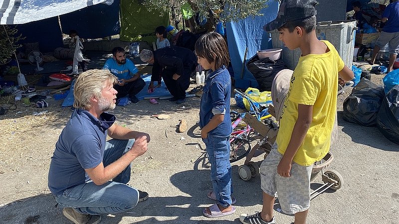 Deze week op <a href="/NPO2/">NPO 2</a>: 'Ogen van Moria'. Maak elke dag kennis met 5 vluchtelingenkinderen uit kamp #Moria. 

<a href="/arjanlock/">Arjan Lock</a>: "We willen als EO onrecht in de wereld aan de kaak stellen en het bewustzijn hierover aanwakkeren. Wat als je de ander echt in de ogen kijkt?" #ogenvanmoria [1/2]