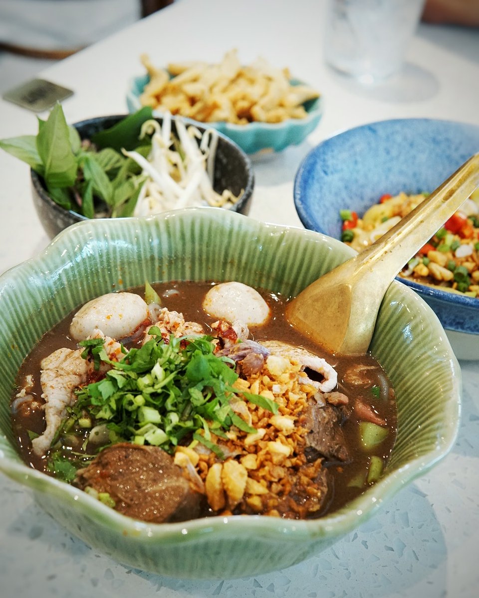 KinKub_G's tweet photo. ก๋วยเตี๋ยว​เรือ รสชาติจัดจ้าน เข้มข้นไม่ต้องปรุงเพิ่ม กินคู่กับกากหมูเข้ากันอย่างบอกไม่ถูก วันนี้มาลองที่สาขาอารีย์มีที่จอด4-5คัน เยื้องๆgump จัดจ้านในย่านอารีย์มากๆ #ทองสมิทธิ์อารีย์ #ก๋วยเตี๋ยวเรือ @aroii https://t.co/AacPdnsp6l