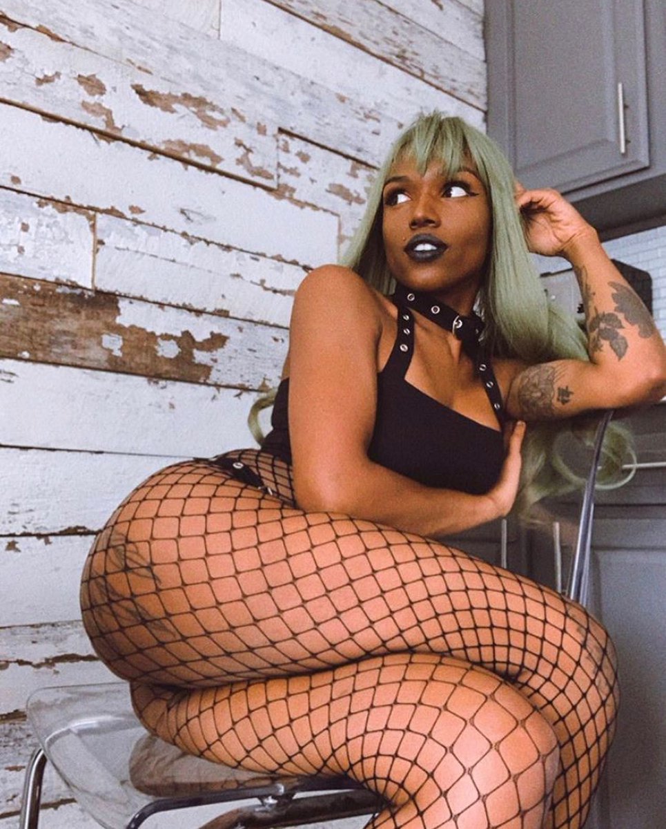 SuicideGirls's tweet photo. Have a happy #ManicMonday with #gorgeous #greenhaired @rocky_ryoko_sg 🌿 - https://t.co/Mpvo588FR8 https://t.co/VJSxwdvUcm
