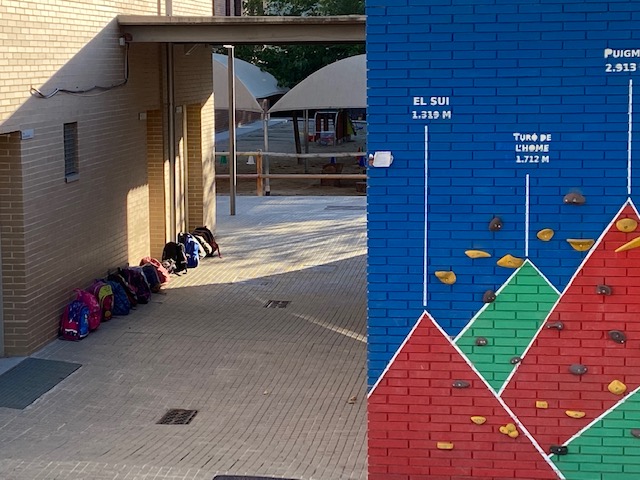 savilamajor_cat's tweet photo. 📢Avui els alumnes i les alumnes del Segon Cicle Infantil, Primària, Secundària i Batxillerat han començat l'inici del curs escolar a Sant Antoni de Vilamajor ✅

🏫L'@EscolaJoanCasas l'@INS_Vilamajor han obert les portes després de 6 mesos tancats.

https://t.co/auKI13Jj72 https://t.co/yeYZB89CYk
