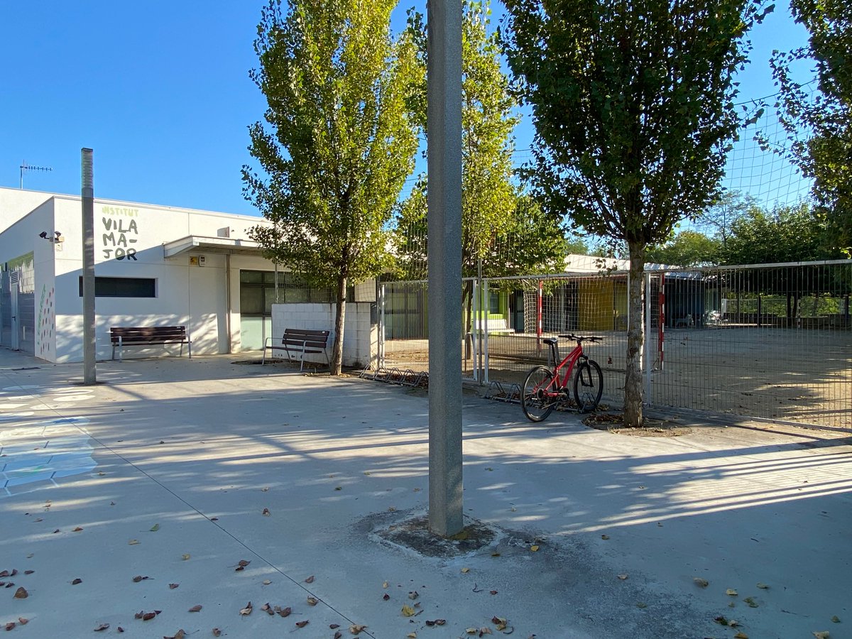 savilamajor_cat's tweet photo. 📢Avui els alumnes i les alumnes del Segon Cicle Infantil, Primària, Secundària i Batxillerat han començat l'inici del curs escolar a Sant Antoni de Vilamajor ✅

🏫L'@EscolaJoanCasas l'@INS_Vilamajor han obert les portes després de 6 mesos tancats.

https://t.co/auKI13Jj72 https://t.co/yeYZB89CYk
