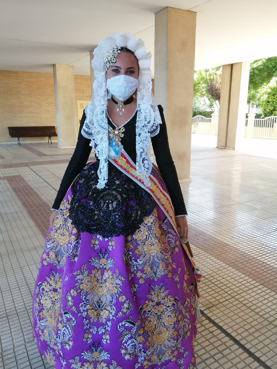 Pla_Hospital's tweet photo. Nuestra dama del foc, Alba, acudió el sábado pasado a la presentación de la hoguera Parque de las avenidas para celebrar su acto de presentación, respetando y adoptando todas las medidas de seguridad pertinentes.
Con mucha ilusión, cuidado y cariño seguiremos adelante. https://t.co/MNJ0zGO8oh