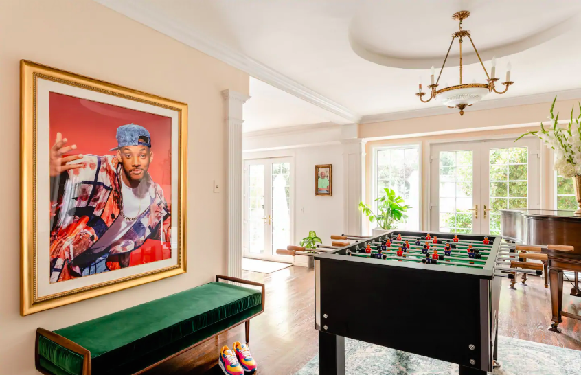 getFANDOM's tweet photo. Will Smith has listed the Fresh Prince's 'wing' of the iconic Bel-Air mansion on airbnb 😲 You'll be able to request to book from Sept. 29 

(via @Airbnb, willsmith | IG) https://t.co/fEwe1x9hBI