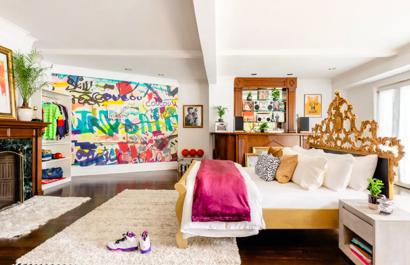 getFANDOM's tweet photo. Will Smith has listed the Fresh Prince's 'wing' of the iconic Bel-Air mansion on airbnb 😲 You'll be able to request to book from Sept. 29 

(via @Airbnb, willsmith | IG) https://t.co/fEwe1x9hBI