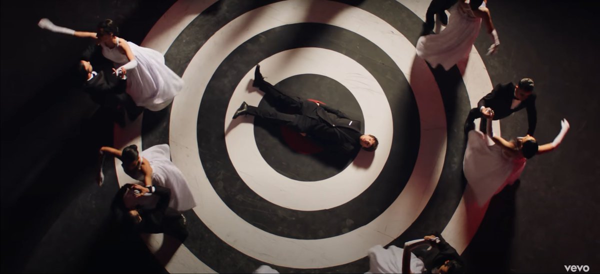 When looking at the Walls mv, the only scenes that do not have a parallel to SMG are these - Louis in the hallway (which is maybe linked to the sky door - and there was a song for this too in 2017), in front of the mirrors and the target thing.