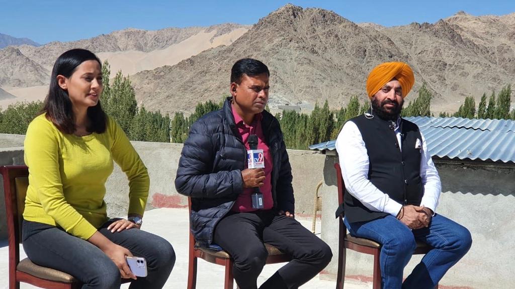 VarlinPanwar's tweet photo. It's been a busy and satisfying schedule here right on the LAC where me and my team analyse the Chinese violation on our Motherland. 

Watch me LIVE again on @TV9Bharatvarsh at 5 pm today with @LtGenGurmit voicing our Opinion. 
Jai Hind
#tv9bharatwarsh https://t.co/nn6AbmgVwh