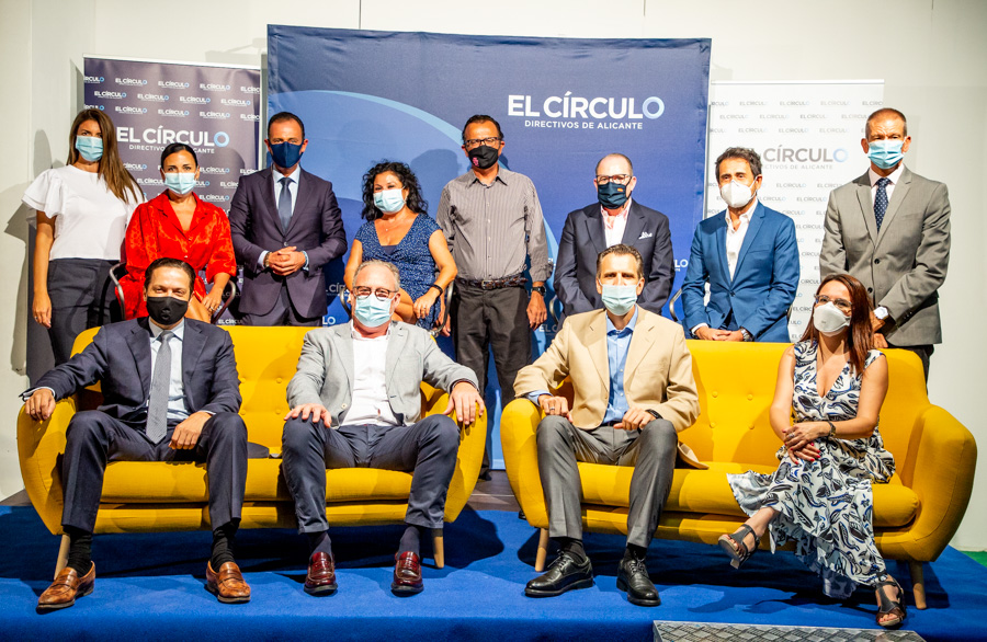 Abrumado ante las muestras de cariño y reconocimiento que he recibido este fin de semana tras ceder la presidencia de <a href="/circuloalicante/">El Círculo-Directivos Alicante</a> a mi compañera <a href="/evatoledo15/">eva toledo</a>. Gracias a todos los que me habéis acompañado en esta carrera de fondo, mi junta.. sin duda, seguís contando conmigo!