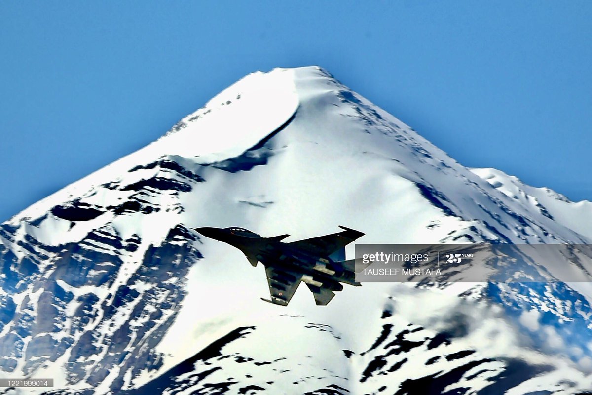 Picture taken on June 23.2020. An Indian fighter jet flies over a mountain range near Ladakh.#Kashmir #IndianAirForce #LadakhBorder