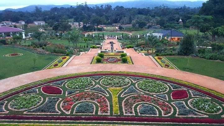OSydneyOttou's tweet photo. Bienvenue au TAGIDOR GARDEN HÔTEL dans la Commune de BANGOU...
80 pavillons individuels, Jardins botaniques, lacs artificiels, centres d’équitation et salles de conférence...
Branding Cameroon https://t.co/cRGbrXssYK