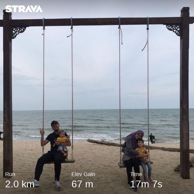 raffradzuan's tweet photo. Igt nk buat Full Marathon, hujan pulak 🤪.

#Holiday 
#FamilyFirst 
#EventCancel
#PantaiBatuBuruk. https://t.co/nb7iDRFnqs