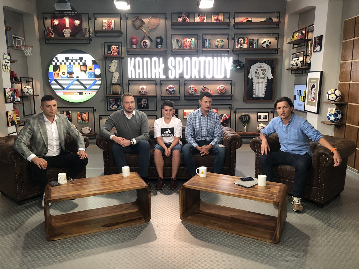 Sportowy_Kanal's tweet photo. Pamiętacie młodego zdolnego komentatora z Twittera? 😏 Dziś odwiedził swoich idoli. Powodzenia młody w rozwoju 👊 https://t.co/PaX1T3YoXE