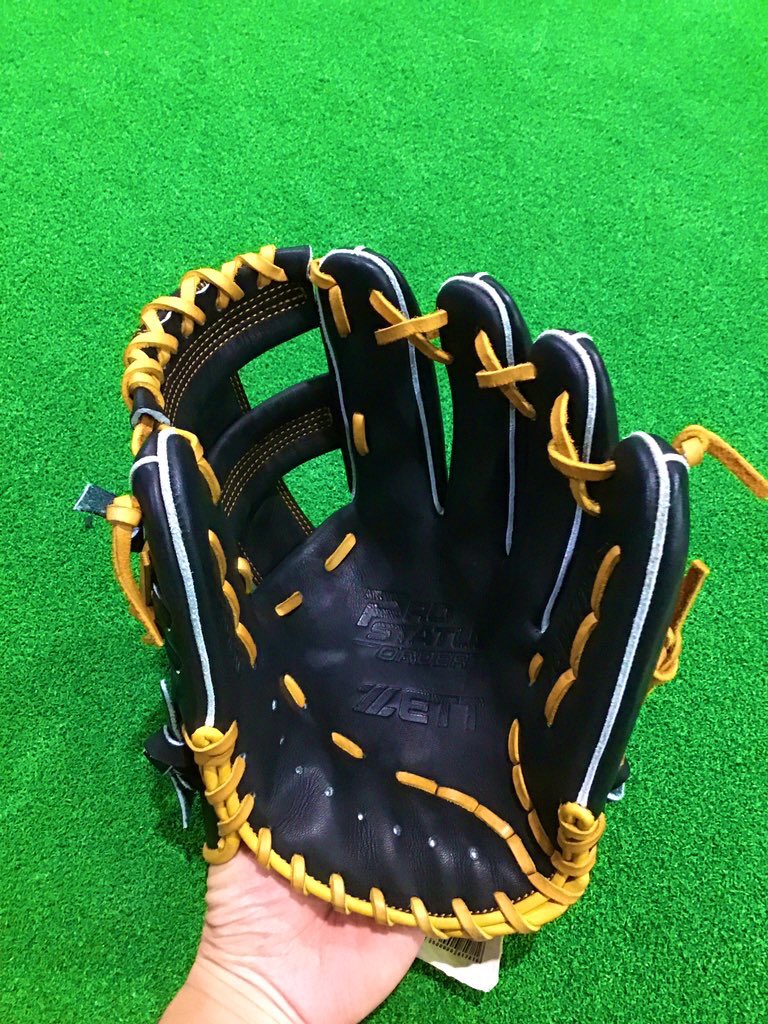 BB36786350's tweet photo. 今回紹介するグローブは、ロッテの中村選手使用配色オーダーグラブかつベースの型も同じ！！🌟🌟
オリジナルオーダーメイド
ツヤが出ており状態が良いグローブです😆😆
お値段なんと税込39,600円❣️
#BBパートナー 
#ロッテ中村選手モデル https://t.co/MmYq1rezXG