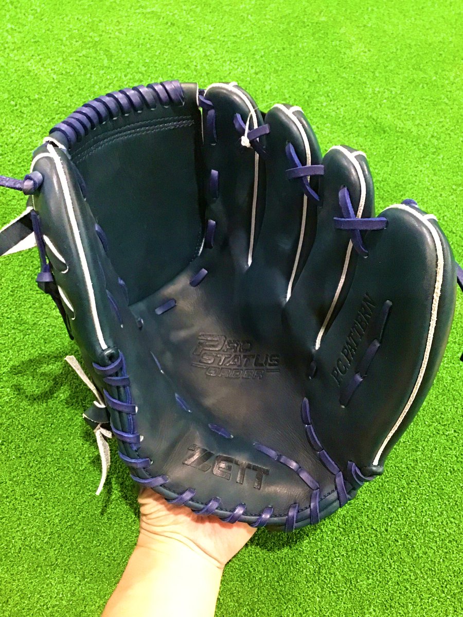 BB36786350's tweet photo. 今回紹介する商品は、ソフトバンク東浜投手モデルのグラブです⚾️
東浜投手の使用配色オーダーグラブ
オリジナルオーダーメイドとなっております‼️
お値段なんと税込39,600円！？
軟式グローブです⚾️
#BBパートナー 
#ソフトバンク東浜投手モデル https://t.co/lFSgjzYwmf