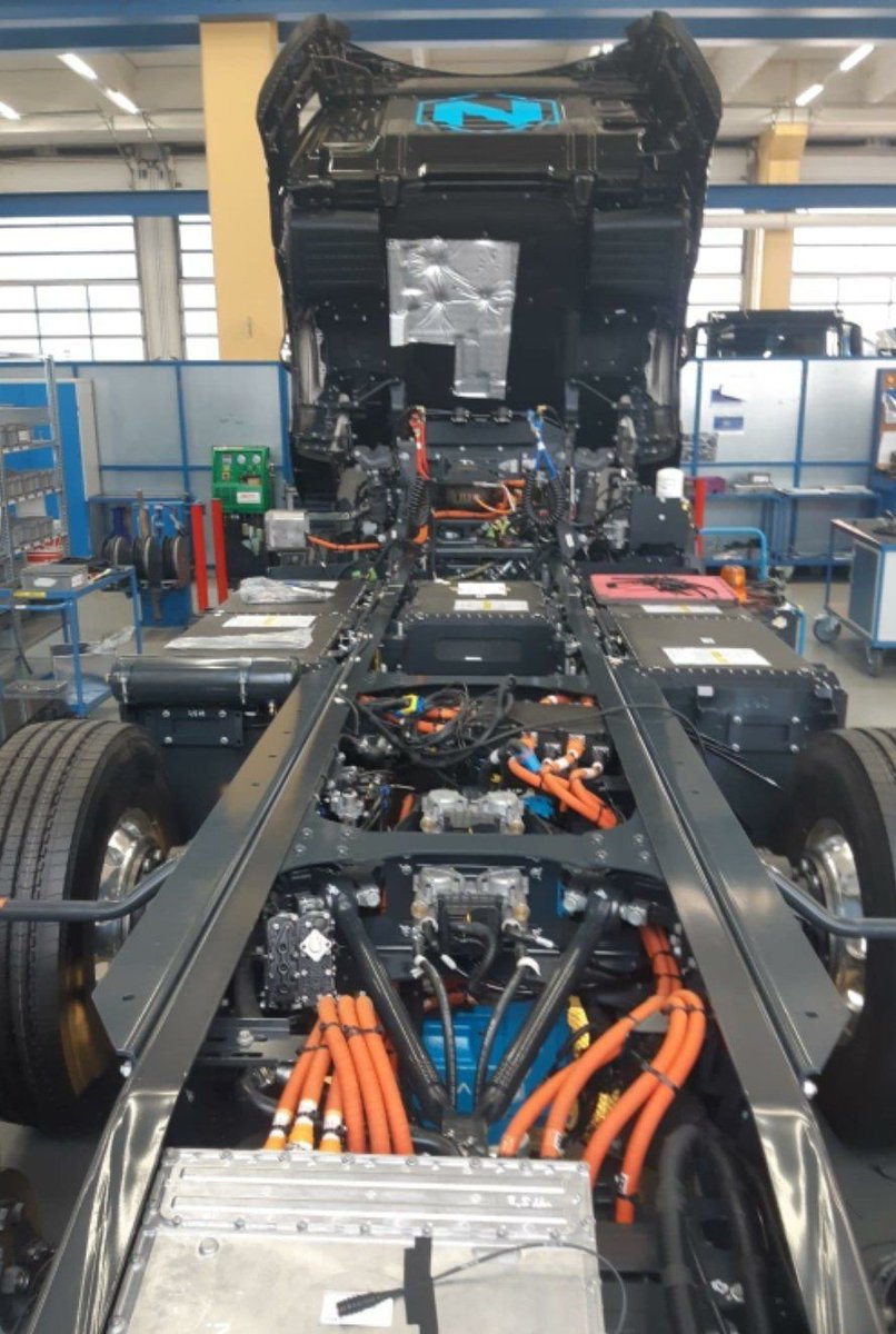 ivecobacchi's tweet photo. Ecco le prime foto del camion Nikola Tre BEV 720 kWh a Ulm in Germania dove verrà prodotto. #NikolaTre #NikolaTreBev #FollowtheBuild #iveco #ivecotruck #idrogeno #veicolielettrici #camionelettrici #nuovetecnologie https://t.co/yD8ozsxMl4