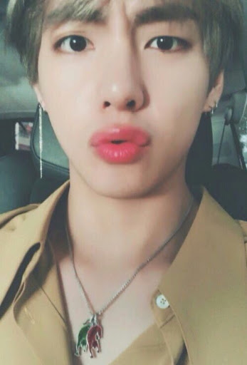 kavineria's tweet photo. Si os soy totalmente sincera nunca imaginé que alguien a quien no he tocado nunca pudiese arañarme el corazón con tanta fuerza.

#taehyung #BTSV #BTS #BTSArmy @BTS_twt https://t.co/XyKsC7PPvO