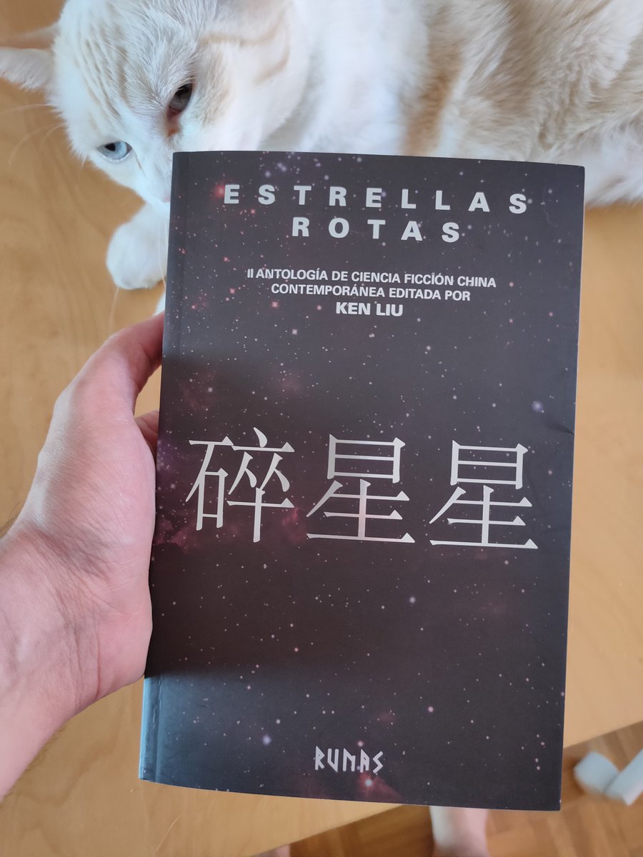 vicentmcloud's tweet photo. Marceline aprueba esta antología: "Huele a delicias literarias", Me dice con su mirada tras olisquear brevemente el libro editado por @LeeRunas #kenliu #estrellasrotas #cienciaficcion https://t.co/tCoaU1LCTN