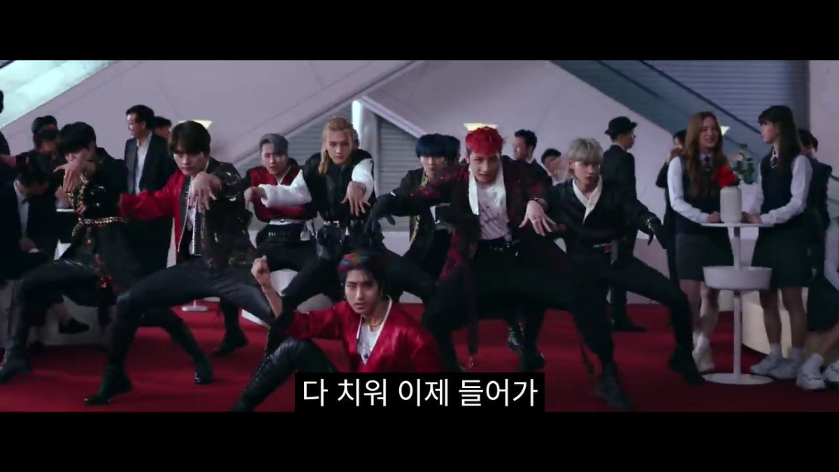 Стрей кид маньяк. Стрей кидс как снимали клип. Stray kids бак доор. Superboard stray kids. Groove back jyp танец stray kids.