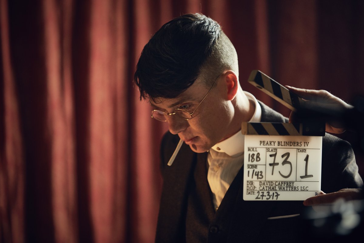 ThePeakyBlinder's tweet photo. Behind the scenes with Tommy Shelby during season 4. 

📷 Robert Viglasky https://t.co/zTvVDoZVR5