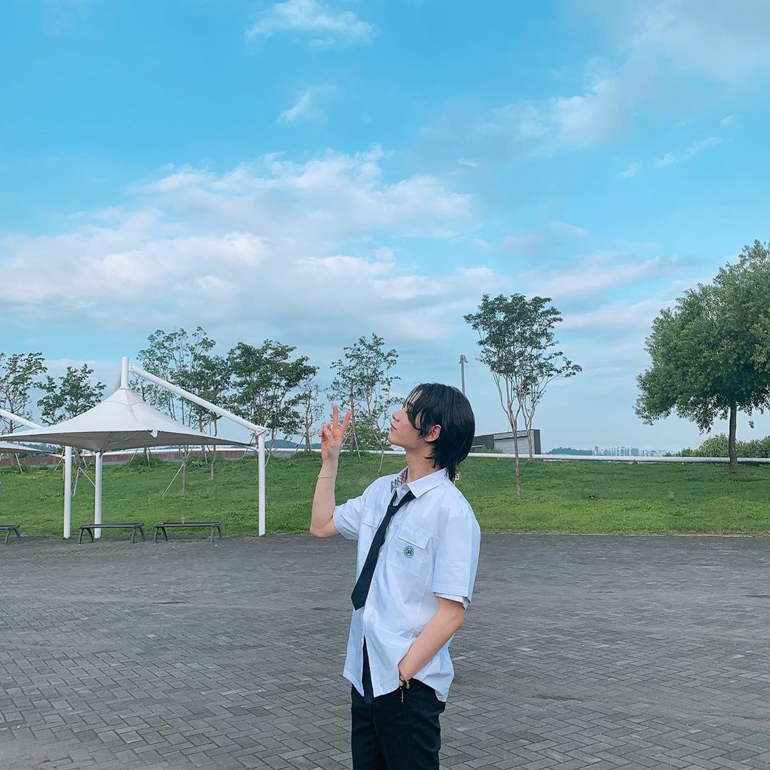 DKB_Spain's tweet photo. [TRAD]
200914 | INSTAGRAM ✨ @OFFICIAL.DKB 
[#LUNE] ¿Alguien ha venido a pasear después de la escuela?❣
⠀⠀⠀⠀⠀⠀⠀⠀⠀⠀⠀⠀
#다크비 #DKB
#LOVE #오늘도여전히 #Still
#룬 #LUNE
#뮤직브로 #Mubro #CF
#BB https://t.co/sJG9g59ql6