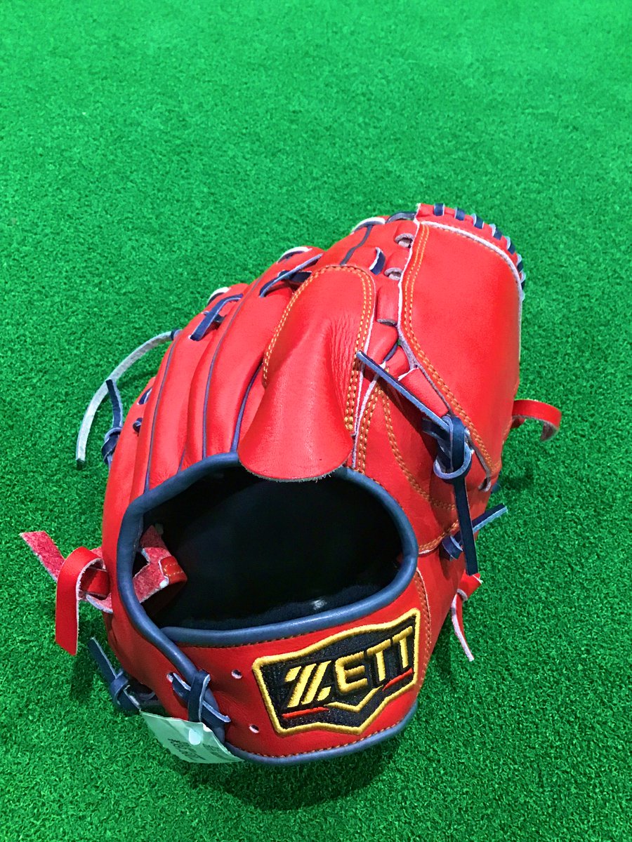 BB36786350's tweet photo. 今回紹介する商品はソフトバンク千賀投手の使用配色オーダーグラブです。⚾️🌟
やや小ぶりで非常に扱いやすい形状になっています😆
鮮やかな配色になっており、シンプルなウェブが赤に合っておりカッコいいグローブです。🤗
お値段なんと税込39,600円😳😳
#BBパートナー 
#ソフトバンク千賀投手 https://t.co/xbj64kODAW
