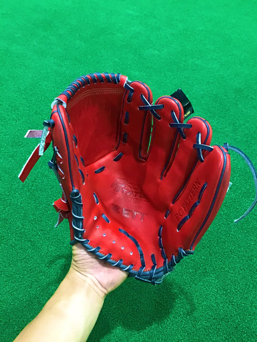 BB36786350's tweet photo. 今回紹介する商品はソフトバンク千賀投手の使用配色オーダーグラブです。⚾️🌟
やや小ぶりで非常に扱いやすい形状になっています😆
鮮やかな配色になっており、シンプルなウェブが赤に合っておりカッコいいグローブです。🤗
お値段なんと税込39,600円😳😳
#BBパートナー 
#ソフトバンク千賀投手 https://t.co/xbj64kODAW