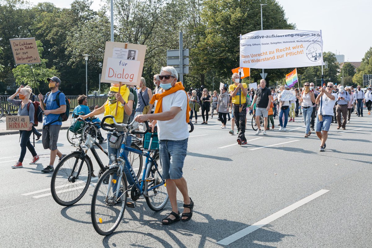 David_Speier's tweet photo. Am Samstag demonstrierten rund 1000 Menschen gegen die #Coronavirus Schutzmaßnahmen in #Hannover. Unter dem Motto „Der Norden steht auf“ hatten 25 Organisationen zu verschiedenen Aktionen mobilisiert. #h1209 #Covidioten #hygienedemo https://t.co/2whDEqVafN