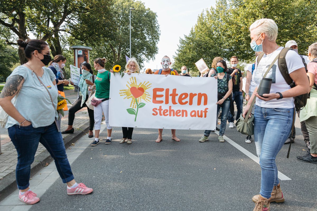 David_Speier's tweet photo. Am Samstag demonstrierten rund 1000 Menschen gegen die #Coronavirus Schutzmaßnahmen in #Hannover. Unter dem Motto „Der Norden steht auf“ hatten 25 Organisationen zu verschiedenen Aktionen mobilisiert. #h1209 #Covidioten #hygienedemo https://t.co/2whDEqVafN