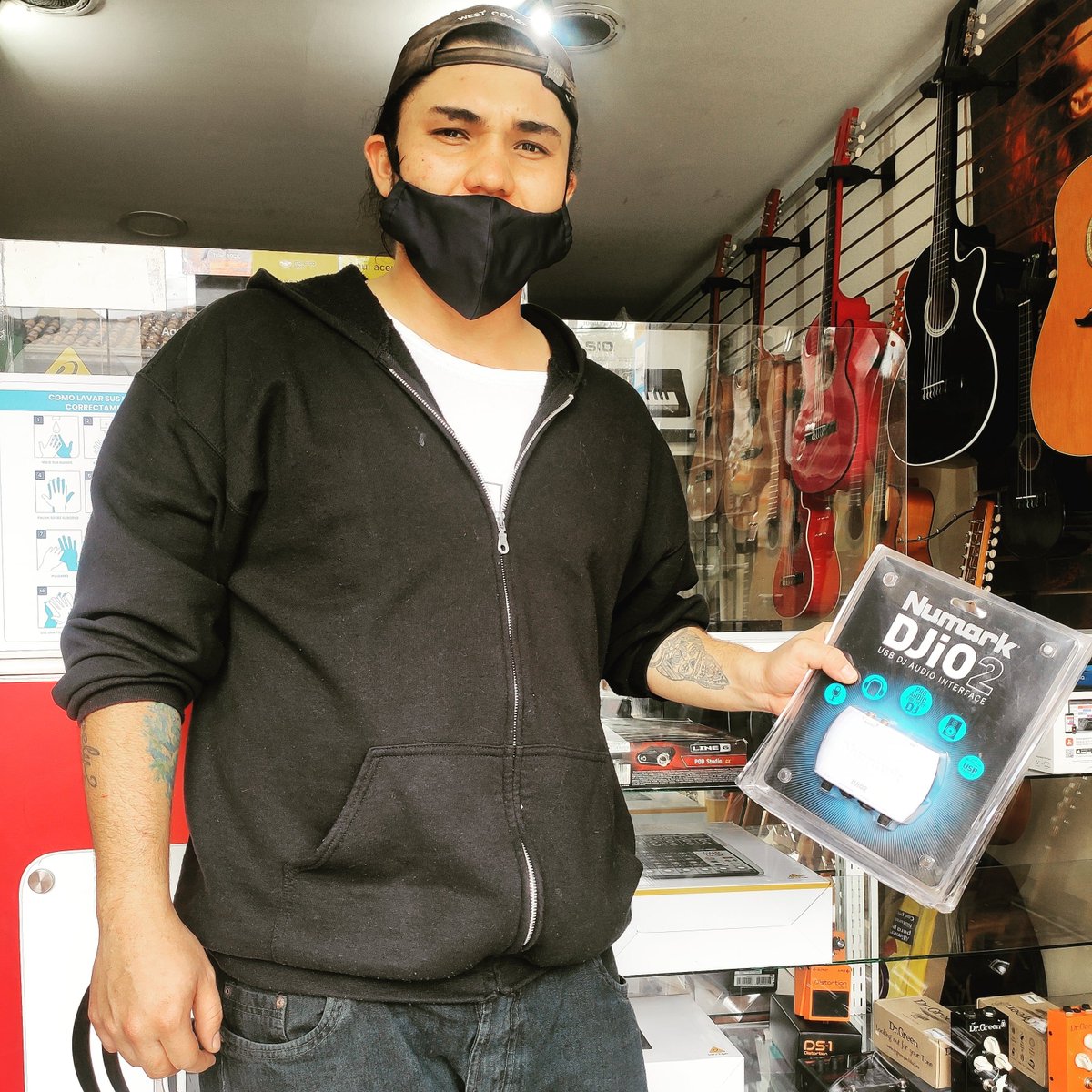 MusicBoxCol's tweet photo. Cliente con su nueva Interfaz Numark DJiO. Cómprala ahora! 🛒 https://t.co/gqvn49IjTY
#MusicBoxColombia #audio #audiolife #dj #homestudio #ingenierodesonido #interface #interfaz #music #musician #musicians #musiclife #musico #musicos #musicproducer #musicproduction #numark https://t.co/OpjNd0Q1It